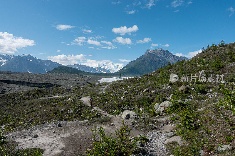 一名徒步攀登冰川的男子，Wrangell St. Elias NP, Alaska